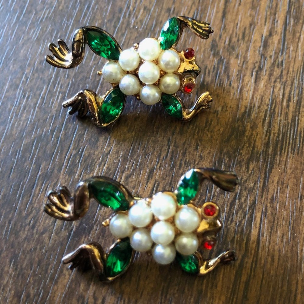 Vintage 2 pc. Pearl Emerald Copper Tone Frog Pins